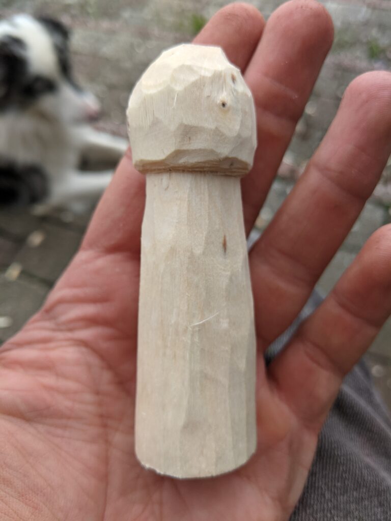 Une fois sculpté le Zémi est poncé puis il sera enduit d'huile de lin pour le protéger puis mit à sécher.